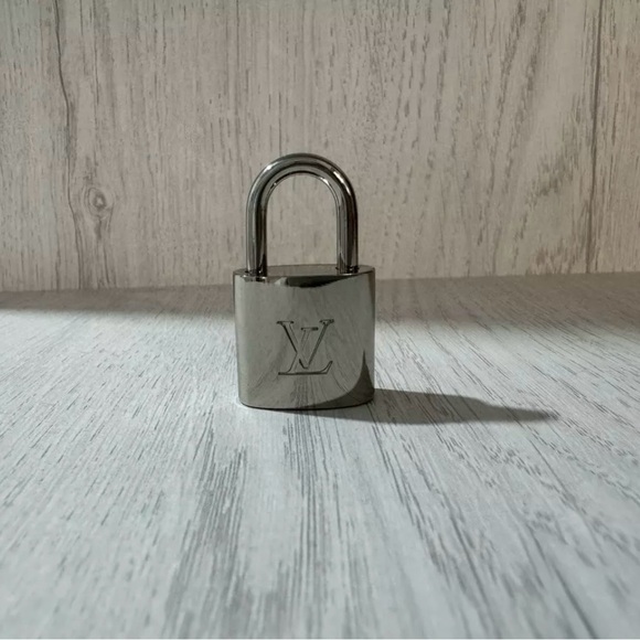 Louis Vuitton silver lock #315 - Picture 2 of 4